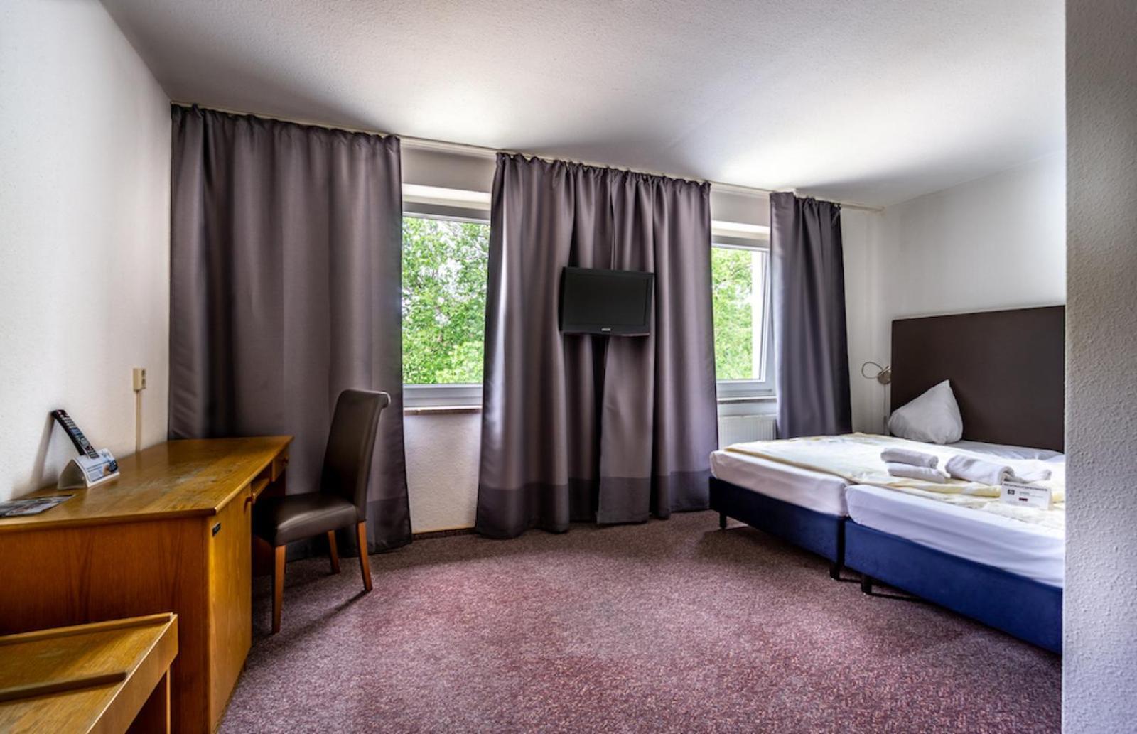 Sl'Otel Budget Бернбург Екстериор снимка