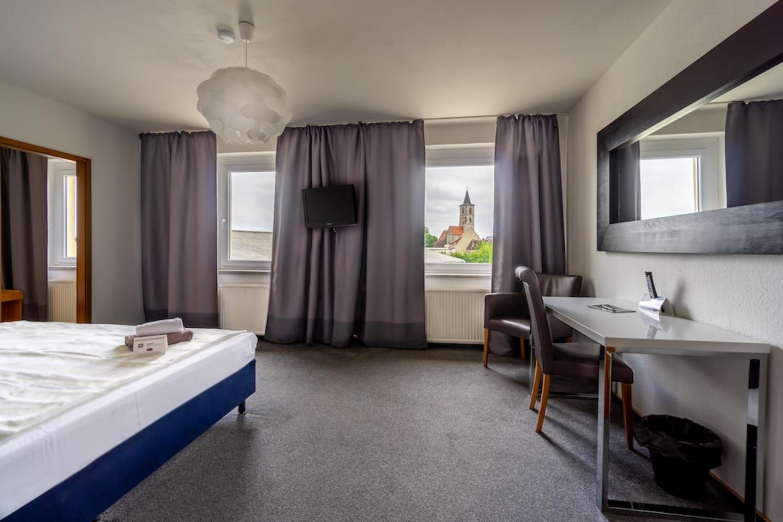 Sl'Otel Budget Бернбург Екстериор снимка