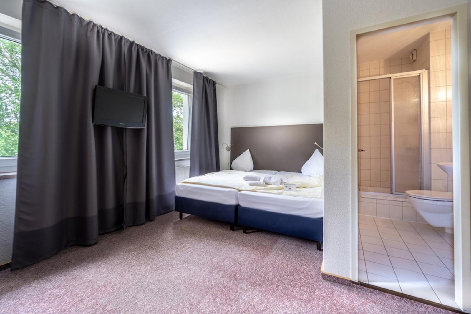 Sl'Otel Budget Бернбург Екстериор снимка
