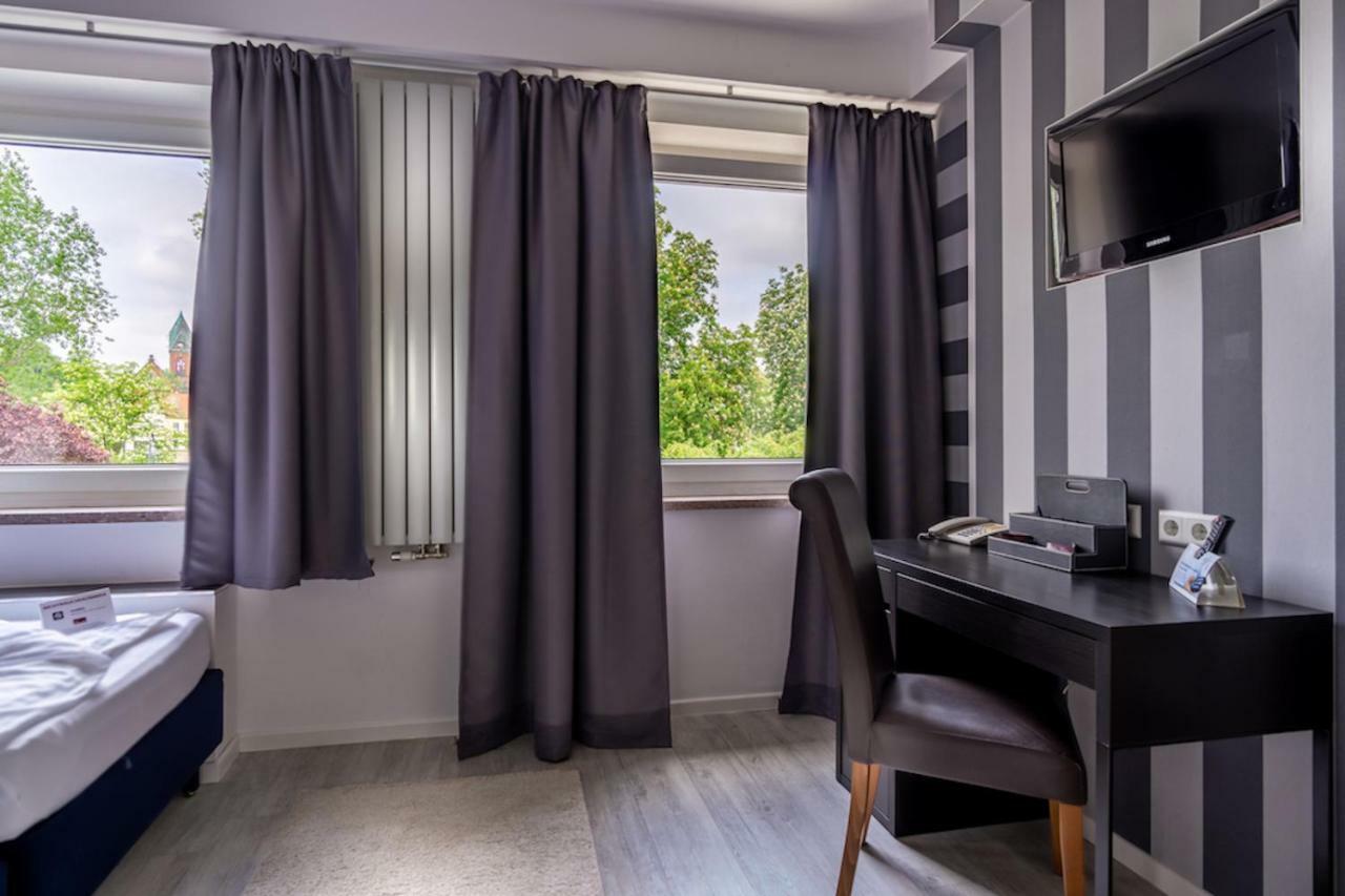 Sl'Otel Budget Бернбург Екстериор снимка